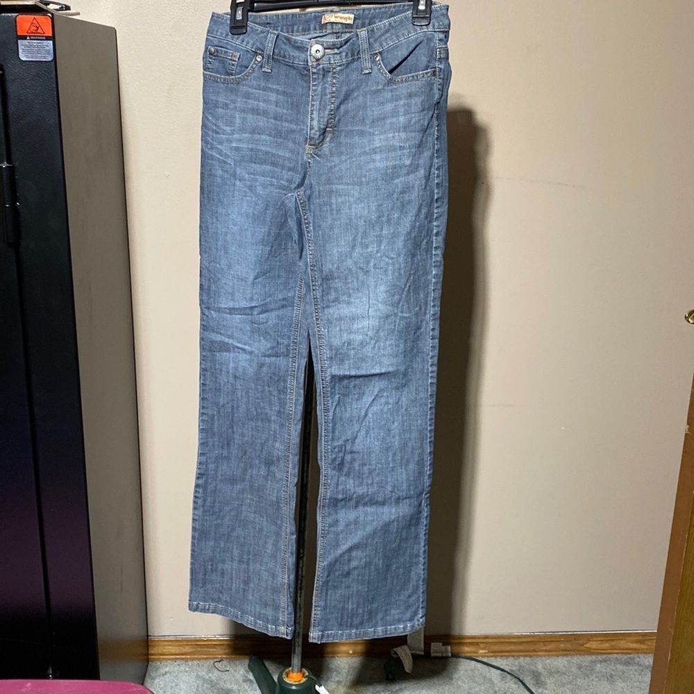 Women wrangle jeans​​​
